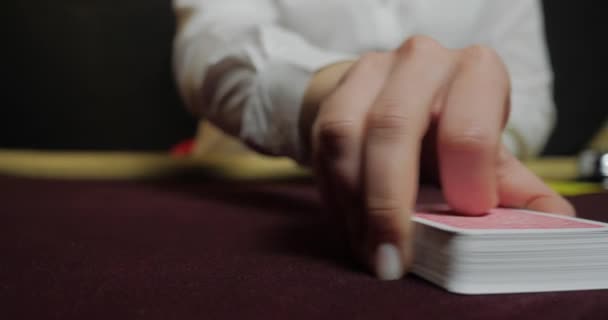赌场桌子上的卡片和薯片 — 图库视频影像