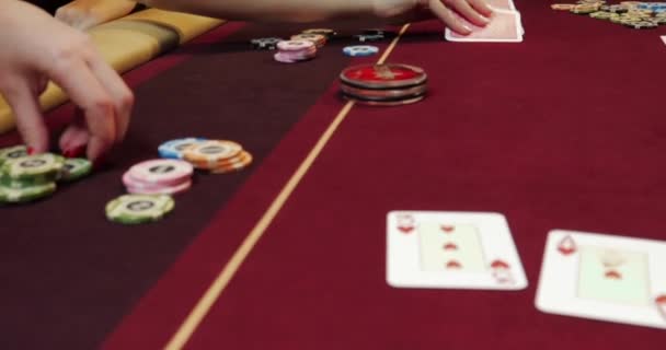 カジノでテーブルでカードをプレイする 女性の手のクローズアップ — ストック動画