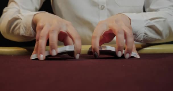 Παίζοντας Χαρτιά Ένα Τραπέζι Ένα Καζίνο Κοντινό Πλάνο Γυναικείων Χεριών — Αρχείο Βίντεο
