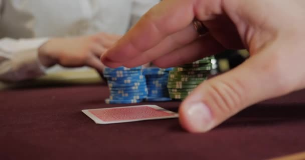 Κάρτες Και Μάρκες Στο Τραπέζι Ένα Καζίνο Έννοια Καζίνο — Αρχείο Βίντεο