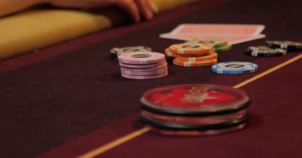 Karten Und Chips Auf Dem Tisch Einem Casino Casino Konzept — Stockvideo