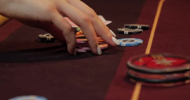 カジノのテーブルの上のカードとチップ カジノコンセプト — ストック動画
