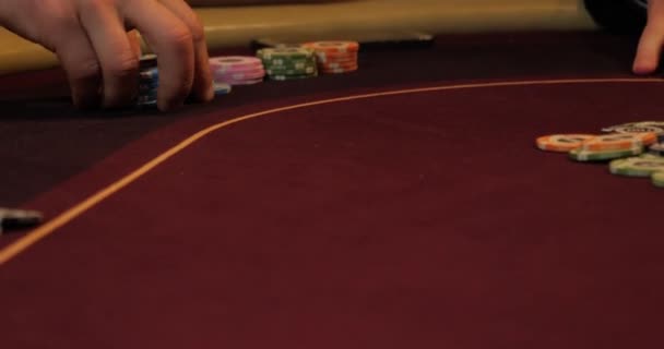 Karten Und Chips Auf Dem Tisch Einem Casino Casino Konzept — Stockvideo