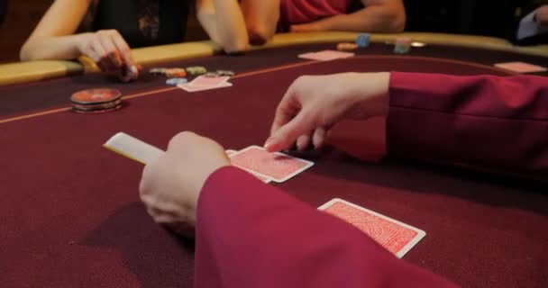 Des Jetons Poker Sur Table Gros Plan Des Mains — Video
