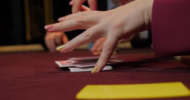 Kobieta Grająca Pokera Czerwonym Stole Żetonami Kartami Skup Się Ręce — Wideo stockowe