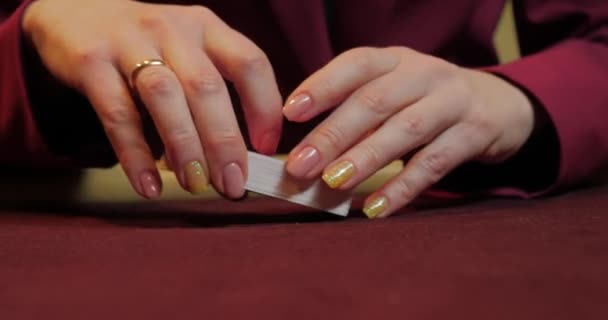 カジノのテーブルの上のカードとチップ カジノコンセプト — ストック動画