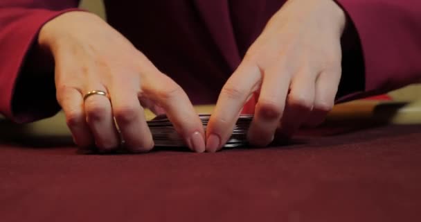 Женщина Играет Покер Красном Столе Фишками Картами Фокус Рукой — стоковое видео