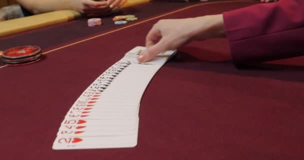 Κάρτες Και Μάρκες Στο Τραπέζι Ένα Καζίνο Έννοια Καζίνο — Αρχείο Βίντεο
