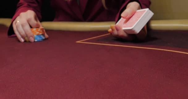 赤いテーブルのチップでポーカーをする手のクローズアップ — ストック動画