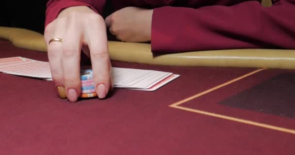 Primer Plano Las Manos Jugando Poker Con Fichas Mesa Roja — Vídeos de Stock