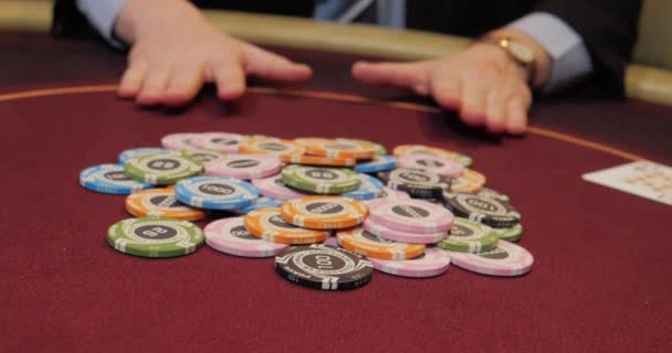 Jogar Cartas Num Casino Close Uma Mão Feminina Segurando Cartão — Vídeo de Stock