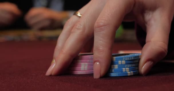 Spelar Kort Ett Kasino Närbild Kvinnlig Hand Som Innehar Ett — Stockvideo