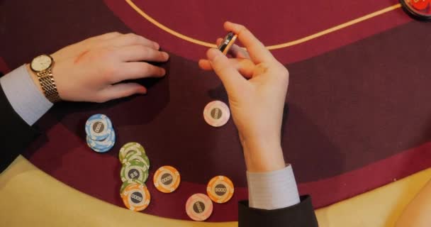カジノでトランプをする カードを持っている女性の手のクローズアップ — ストック動画