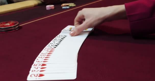 在赌场打扑克的女人用红牌紧紧抓住女性的手 — 图库视频影像