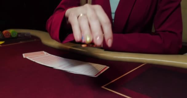 Kumarhanede Poker Oynayan Kadın Kırmızı Kartlı Kadın Ellerini Kapat Stok Video
