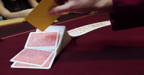 Frau Pokert Casino Großaufnahme Weiblicher Hände Mit Roten Karten — Stockvideo