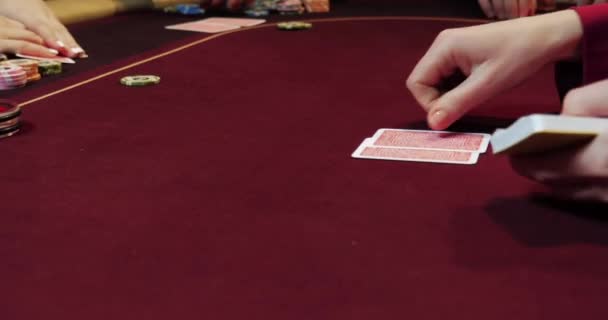 Παίζοντας Χαρτιά Καζίνο Κοντινό Πλάνο Θηλυκού Χεριού Που Κρατά Κάρτα — Αρχείο Βίντεο