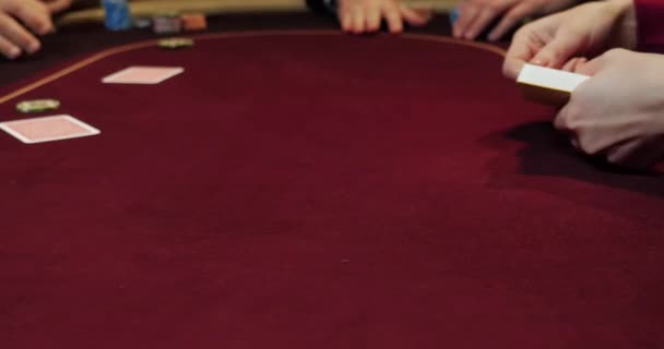 Крупный План Рук Играющих Покер Фишками Красном Столе — стоковое видео