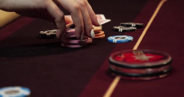 Close Mãos Jogando Poker Com Fichas Mesa Vermelha — Vídeo de Stock