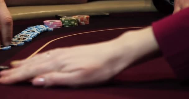 Kırmızı Masada Çiplerle Poker Oynayan Ellerin Yakın Çekimi — Stok video