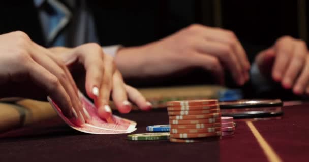 Spelar Kort Ett Kasino Närbild Kvinnlig Hand Som Innehar Ett — Stockvideo