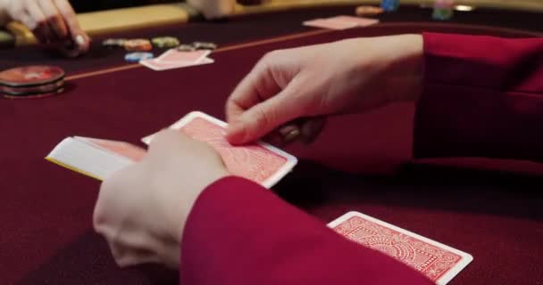 Kumarhanede Poker Oynayan Kadın Kırmızı Kartlı Kadın Ellerini Kapat Stok Çekim 