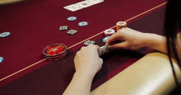 Казино Покерний Стіл Фішками Картами Мала Глибина Різкості — стокове відео