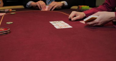 Kumarhane kavramı. Masada poker oynayan kadınların ellerini kapat.