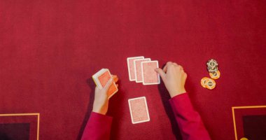 Poker fişleri masada. Ellerin yakın çekimi.