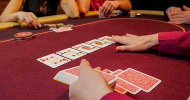 Poker fişleri masada. Ellerin yakın çekimi.