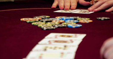 Kumarhanede poker oynayan kadın. Kırmızı kartlı kadın ellerini kapat..