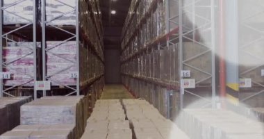 Depodaki kutuları beyaz arkaplana karşı taşıyan forkliftlerin yüksek açılı görünümü