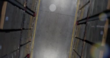 Depoda karton kutular taşıyan bir forkliftin yüksek açılı görüntüsü