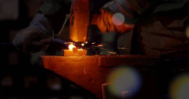 İnşaat alanındaki kaynak metalinden kıvılcımlar. 