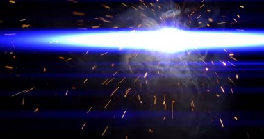 İnşaat alanındaki kaynak metalinden kıvılcımlar çıkıyor. Metal parçalarının kesilmesi ve işlenmesi. 