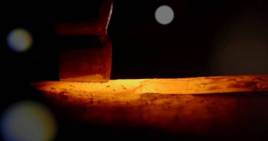 İnşaat alanındaki kaynak metalinden kıvılcımlar çıkıyor. Metal parçalarının kesilmesi ve işlenmesi. Yüksek kalite fotoğraf