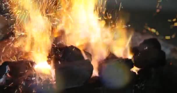 ブラックスミス フォージの火災 手のクローズアップ — ストック動画