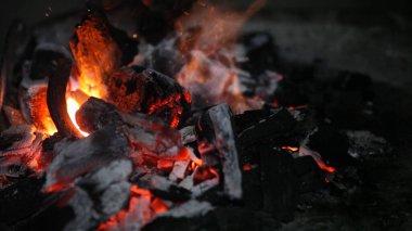 Demirci ocağında yangın, ellerin yakın çekimi.