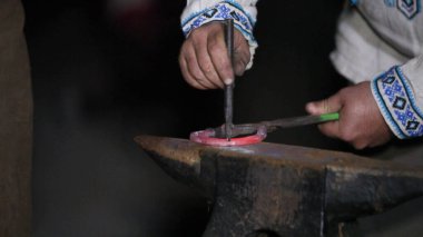 Demirci ocağında yangın, ellerin yakın çekimi.