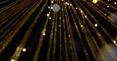 Mumlar arka planda. Geceleri mum alevi. Tatil mumları kapanıyor. Soyut.