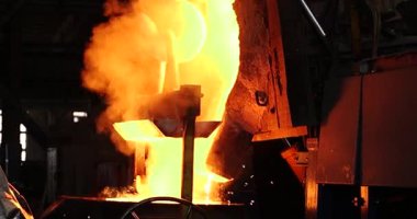 Erimiş metal kalıba dökülüyor. Dökme demir, çelik ve sıvı metal için eritme fırını.