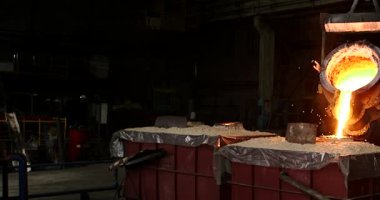 Erimiş metal kalıba dökülüyor. Dökme demir, çelik ve sıvı metal için eritme fırını.