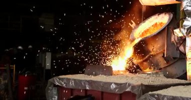 Erimiş metal kalıba dökülüyor. Dökme demir, çelik ve sıvı metal için eritme fırını.