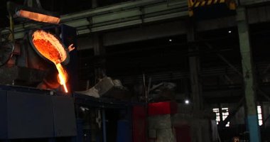 Erimiş metal kalıba dökülüyor. Dökme demir, çelik ve sıvı metal için eritme fırını.