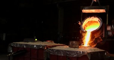 Erimiş metal kalıba dökülüyor. Dökme demir, çelik ve sıvı metal için eritme fırını.