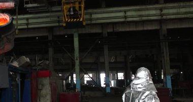 Erimiş metal kalıba dökülüyor. Dökme demir, çelik ve sıvı metal için eritme fırını.