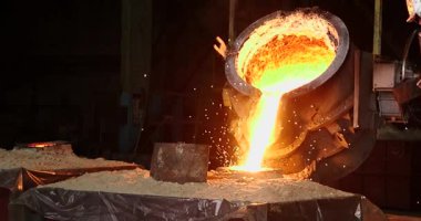 Erimiş metal kalıba dökülüyor. Dökme demir, çelik ve sıvı metal için eritme fırını.