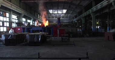 Erimiş metal kalıba dökülüyor. Dökme demir, çelik ve sıvı metal için eritme fırını.