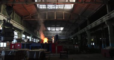 Erimiş metal kalıba dökülüyor. Dökme demir, çelik ve sıvı metal için eritme fırını.