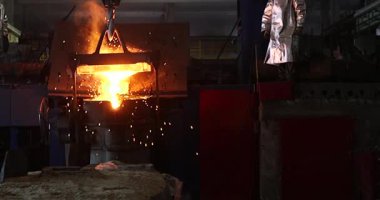 Erimiş metal kalıba dökülüyor. Dökme demir, çelik ve sıvı metal için eritme fırını.